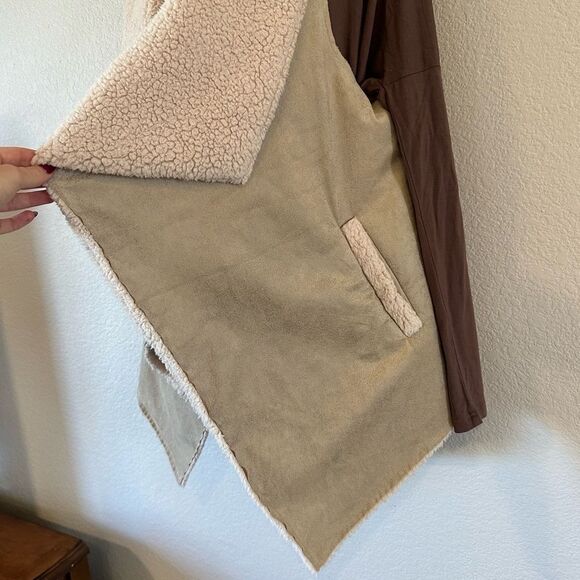 Boutique Faux Suede and Shearling Vest - Picture 5 of 9